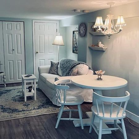 Quaint 1 Bedroom Lower Suite In Victoria, Bc Exterior foto