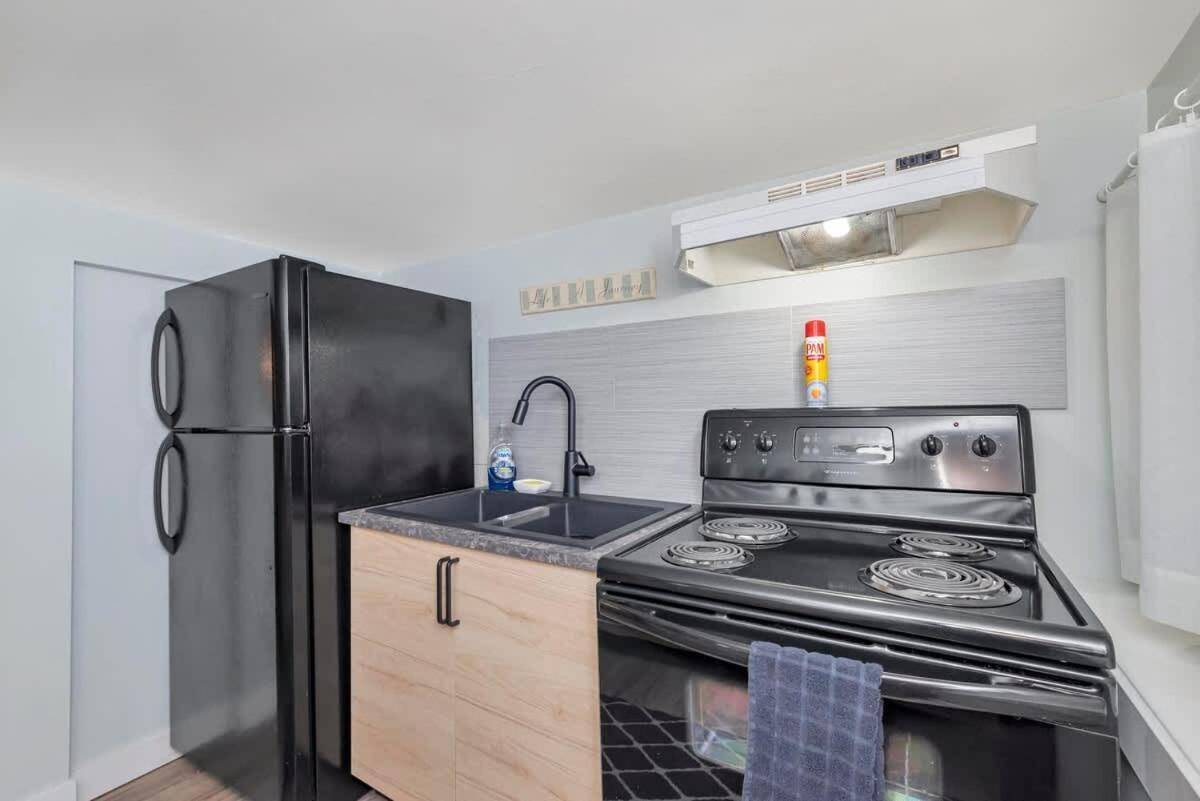 Quaint 1 Bedroom Lower Suite In Victoria, Bc Exterior foto