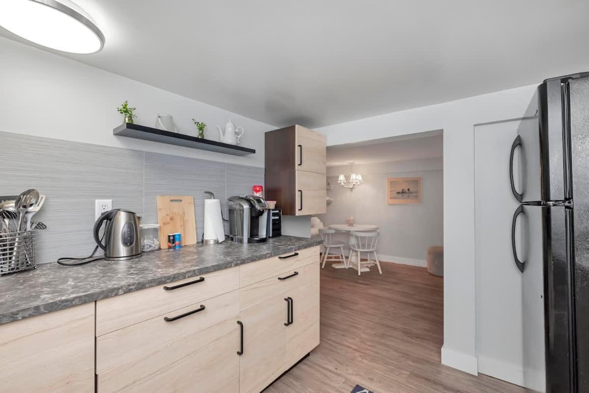 Quaint 1 Bedroom Lower Suite In Victoria, Bc Exterior foto