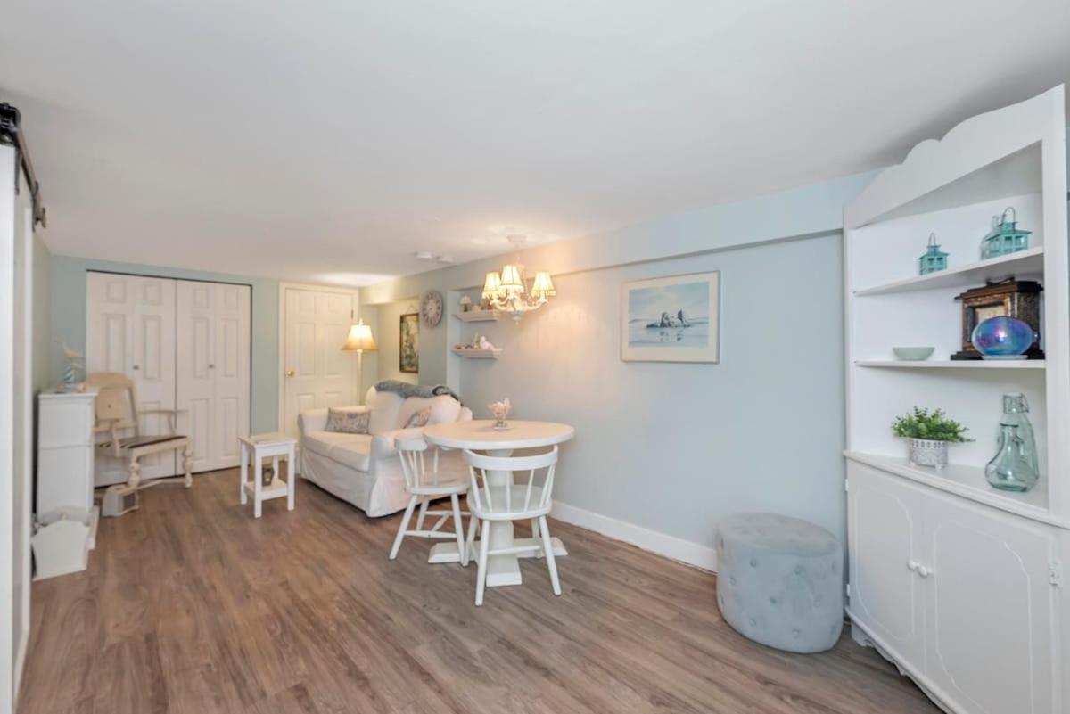 Quaint 1 Bedroom Lower Suite In Victoria, Bc Exterior foto