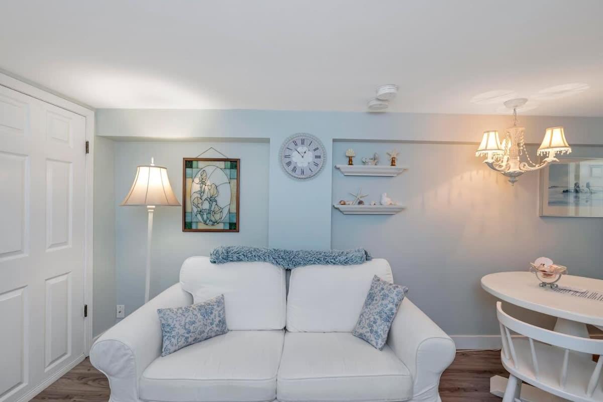 Quaint 1 Bedroom Lower Suite In Victoria, Bc Exterior foto