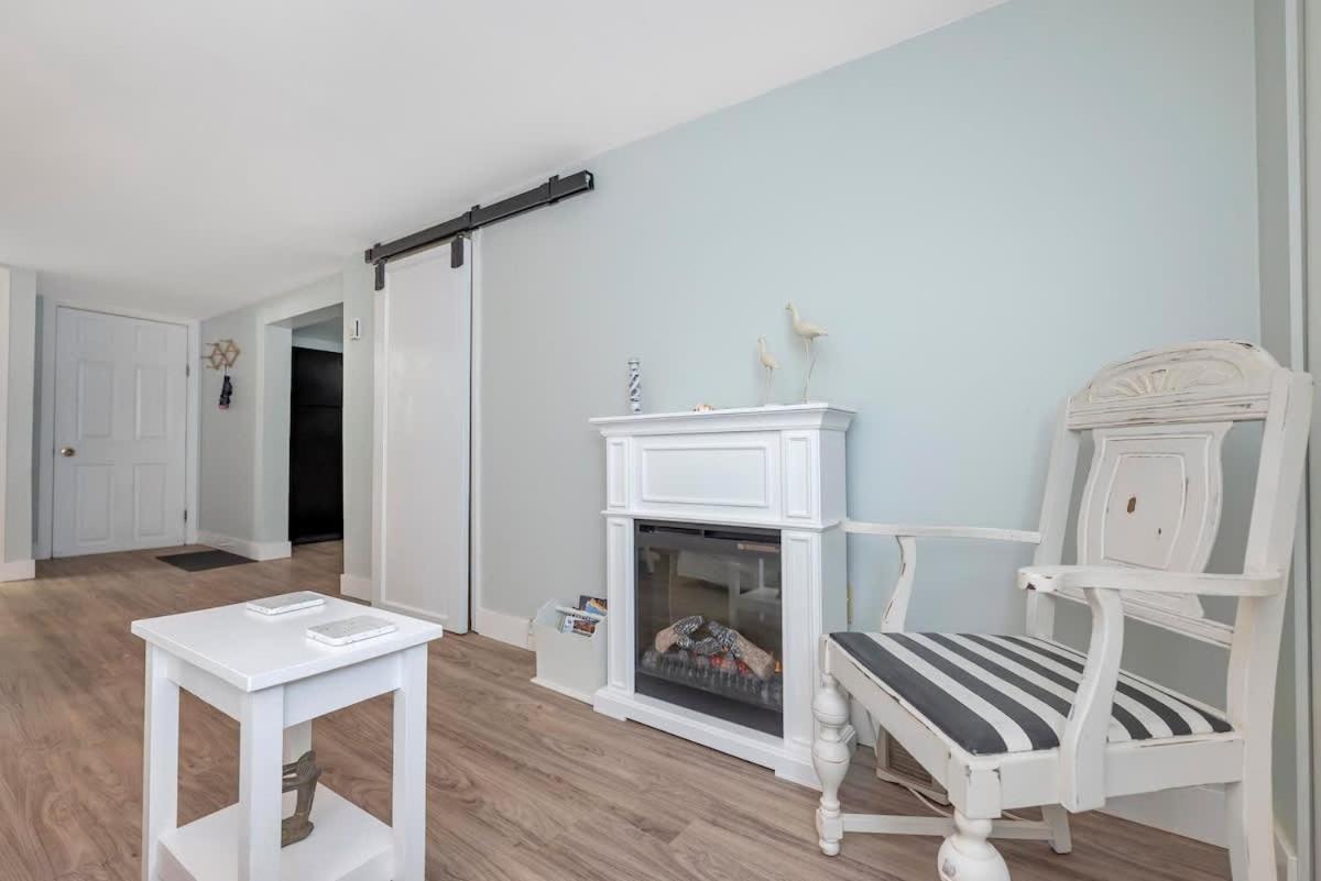 Quaint 1 Bedroom Lower Suite In Victoria, Bc Exterior foto